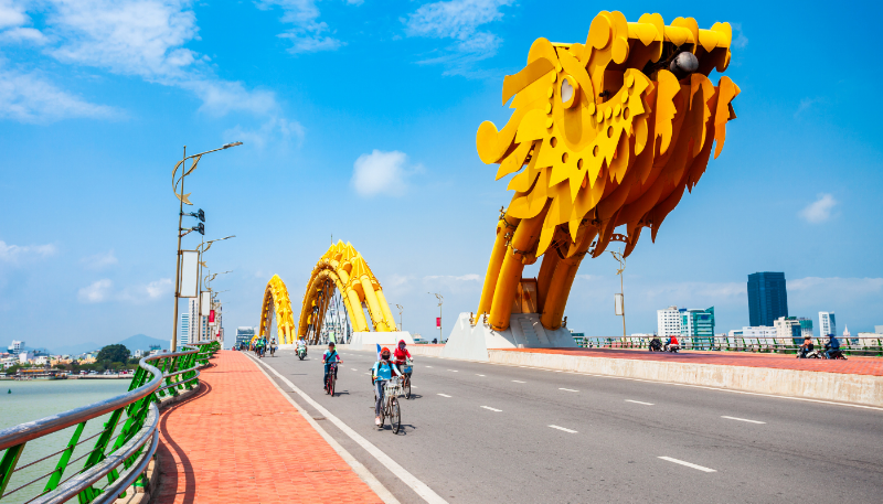 Cầu Rồng Đà Nẵng phun lửa rực sáng ban đêm, biểu tượng du lịch đặc sắc